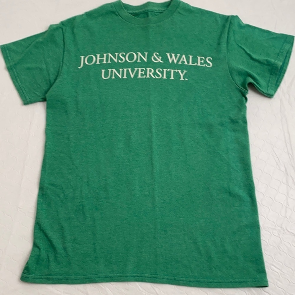 MV Sport Johnson and Whales short sleeve crew neck t-shirt S